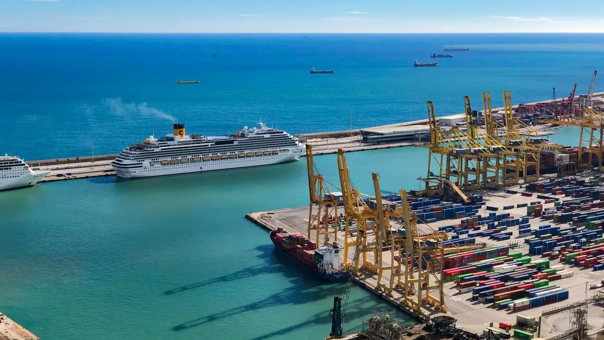 Crucero atracado en el puerto de Barcelona, punto de salida clásico para itinerarios por el Mediterráneo